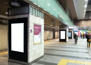 J-ADビジョン巣鴨駅改札外イメージ
