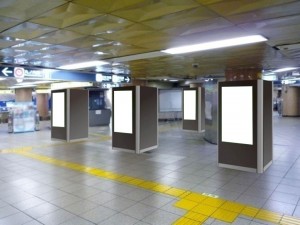 東京メトロ／ＭＣＶ銀座駅丸ノ内線改札内駅広告・駅デジタルサイネージ、写真1