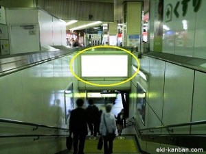 s-新宿駅ホーム階段39写真2