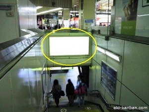 s-新宿駅ホーム階段39写真1