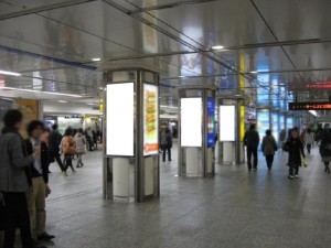 横浜駅中央通路6面セット写真