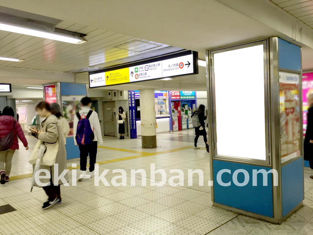 池袋駅の柱看板広告です。中央通路の人の流れの多い場所です。