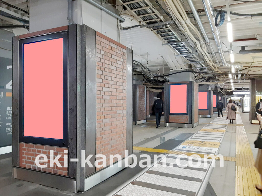 JR／新橋駅／J・ADビジョン／改札内南北通路駅看板・駅広告、写真