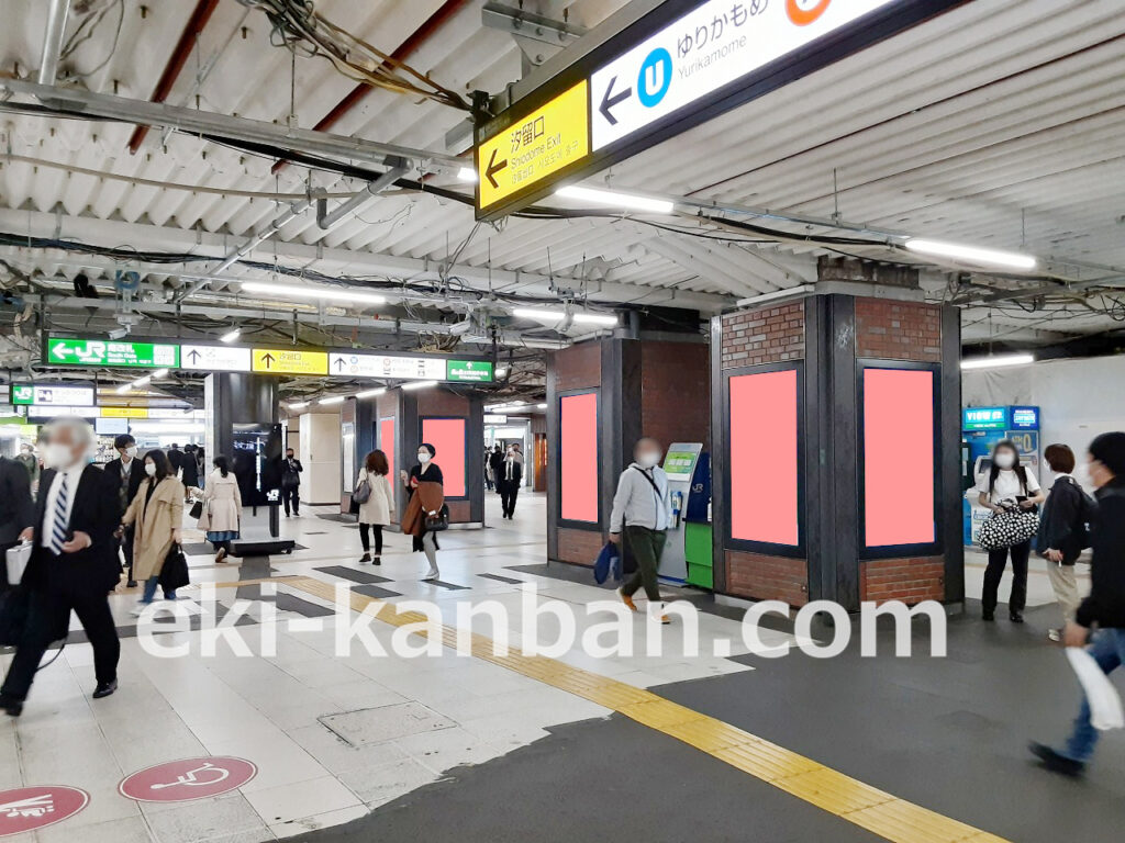 JR／新橋駅／J・ADビジョン／南改札駅看板・駅広告、写真